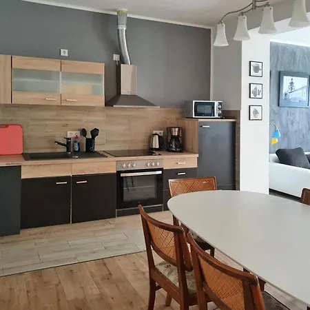 Geraeumige Moderne 3 Raumwohnung
